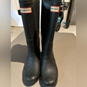 Hunter boots. US size 6. Black. Good condition. No rips.